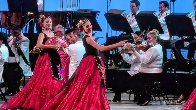 Con vestido rojo dos bailarinas del Ballet Folklórico de México